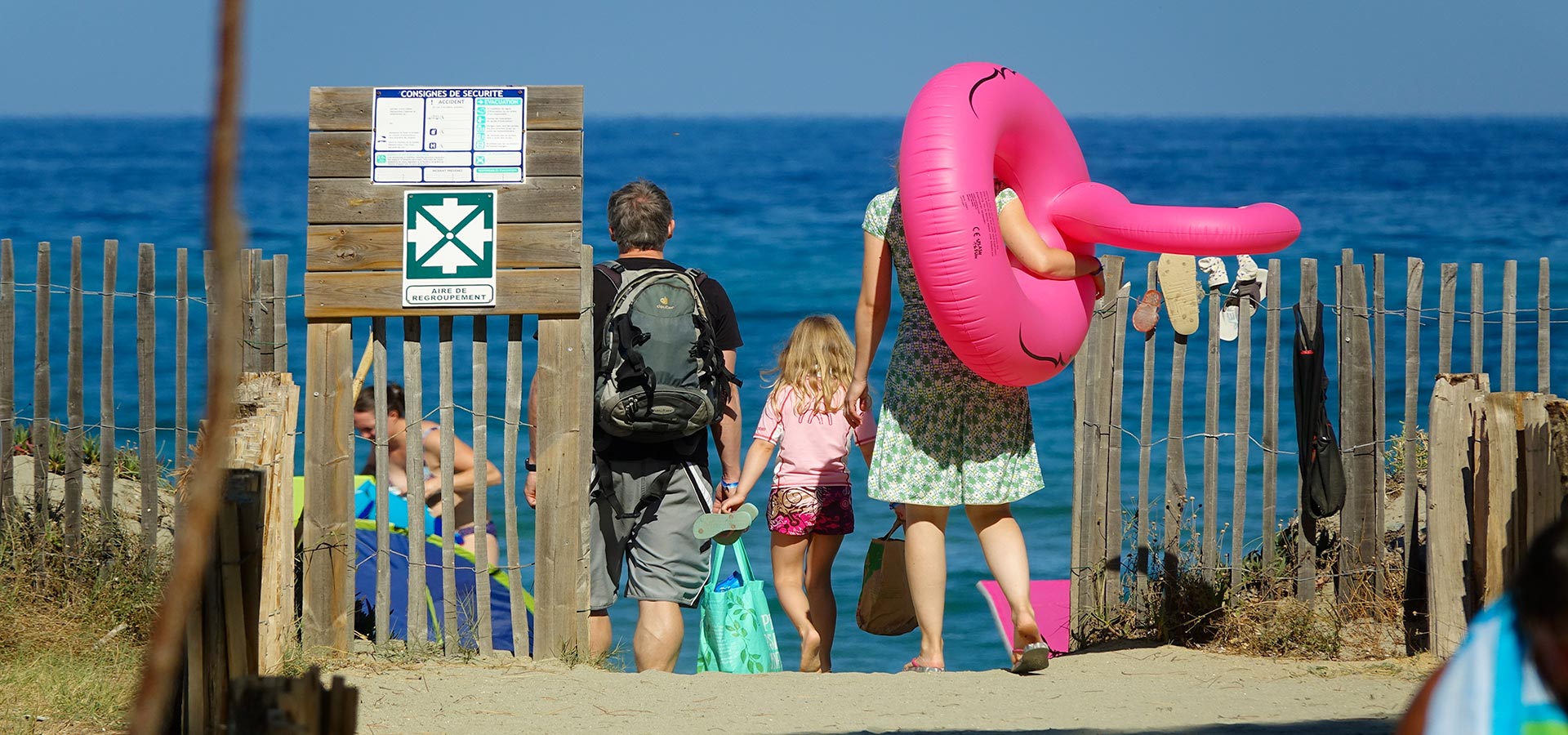 Camping san damiano acces plage mer mediterranee principal famille bouee flamand rose